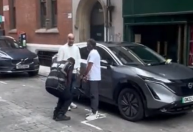 Guardiola leva multa de trânsito em Manchester e brinca com guarda; veja o vídeo