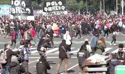 Polícia e manifestantes entram em confronto nas ruas de Buenos Aires durante protesto