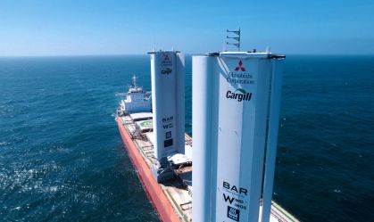 Navio Pyxis Ocean da Cargill, que se move com o vento, equipado com as velas WindWings