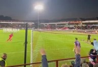 Cobrança bizarra de pênalti na Copa da Liga Inglesa viraliza nas redes; assista