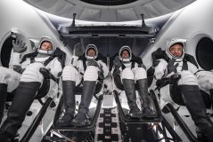 Tripulação da Crew-7, missão conjunta entre SpaceX e Nasa, são fotografados na espaçonave Dragon Endurance durante um ensaio geral seco no Centro Espacial Kennedy da agência, na Flórida, em 22 de agosto de 2023. A partir da esquerda estão o cosmonauta da Roscosmos Konstantin Borisov, o astronauta da ESA (Agência Espacial Europeia) Andreas Mogensen, o astronauta da NASA Jasmin Moghbeli e o astronauta da JAXA (Agência de Exploração Aeroespacial do Japão) Satoshi Furukawa