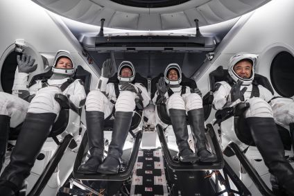 Tripulação da Crew-7, missão conjunta entre SpaceX e Nasa, são fotografados na espaçonave Dragon Endurance durante um ensaio geral seco no Centro Espacial Kennedy da agência, na Flórida, em 22 de agosto de 2023. A partir da esquerda estão o cosmonauta da Roscosmos Konstantin Borisov, o astronauta da ESA (Agência Espacial Europeia) Andreas Mogensen, o astronauta da NASA Jasmin Moghbeli e o astronauta da JAXA (Agência de Exploração Aeroespacial do Japão) Satoshi Furukawa