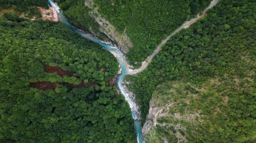 O azul-esverdeado hipnotizante do rio Neretva, que abre caminho através da floresta impenetrável da Bósnia e Herzegovina, percorre 225 quilômetros das profundezas dos Alpes Dináricos até o Mar Adriático / Joshua D. Lim