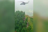 Veja momento do resgate da primeira criança presa em teleférico no Paquistão