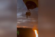 Jovem fica pendurado pelas mãos e cai de balão no interior de Goiás; veja vídeo