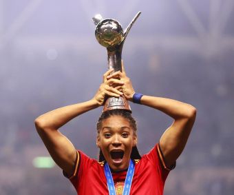 Salma erguendo a taça do Mundial Sub-20 de 2022