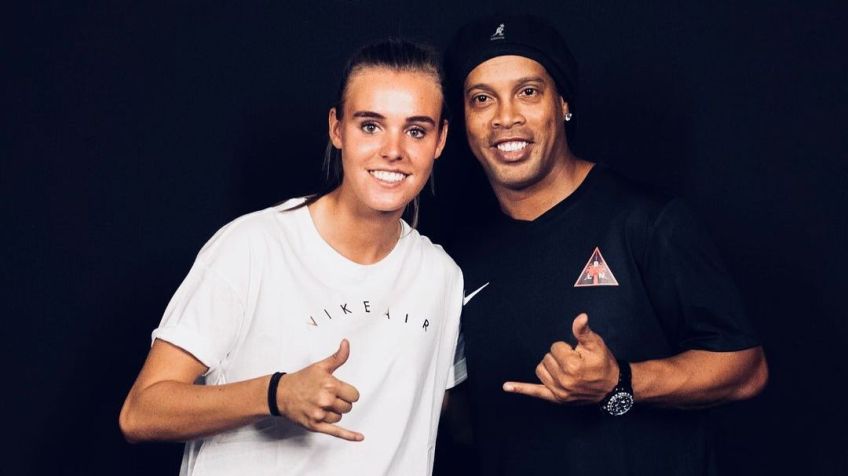 Roord conheceu Ronaldinho e fez o famoso sinal em evento de patrocinadora, em 2018 / Reprodução/Instagram/jillroord