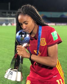 Salma beija o troféu do Mundial Sub-17 de 2018