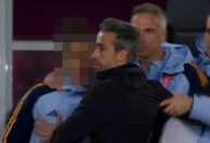 Vídeo mostra técnico da Espanha tocando o seio de uma colega na final da Copa