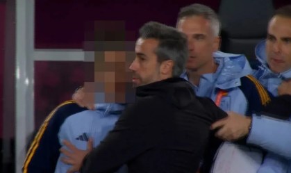 Vídeo mostra técnico da Espanha tocando o seio de uma colega na final da Copa do Mundo