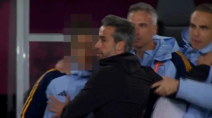 Vilda toca uma colega de comissão técnica. A CNN borrou o rosto da mulher para proteger sua identidade