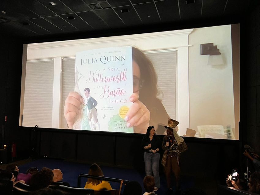 Autora Julia Quinn participou do evento por videochamada / Rafaela Cascardo/CNN