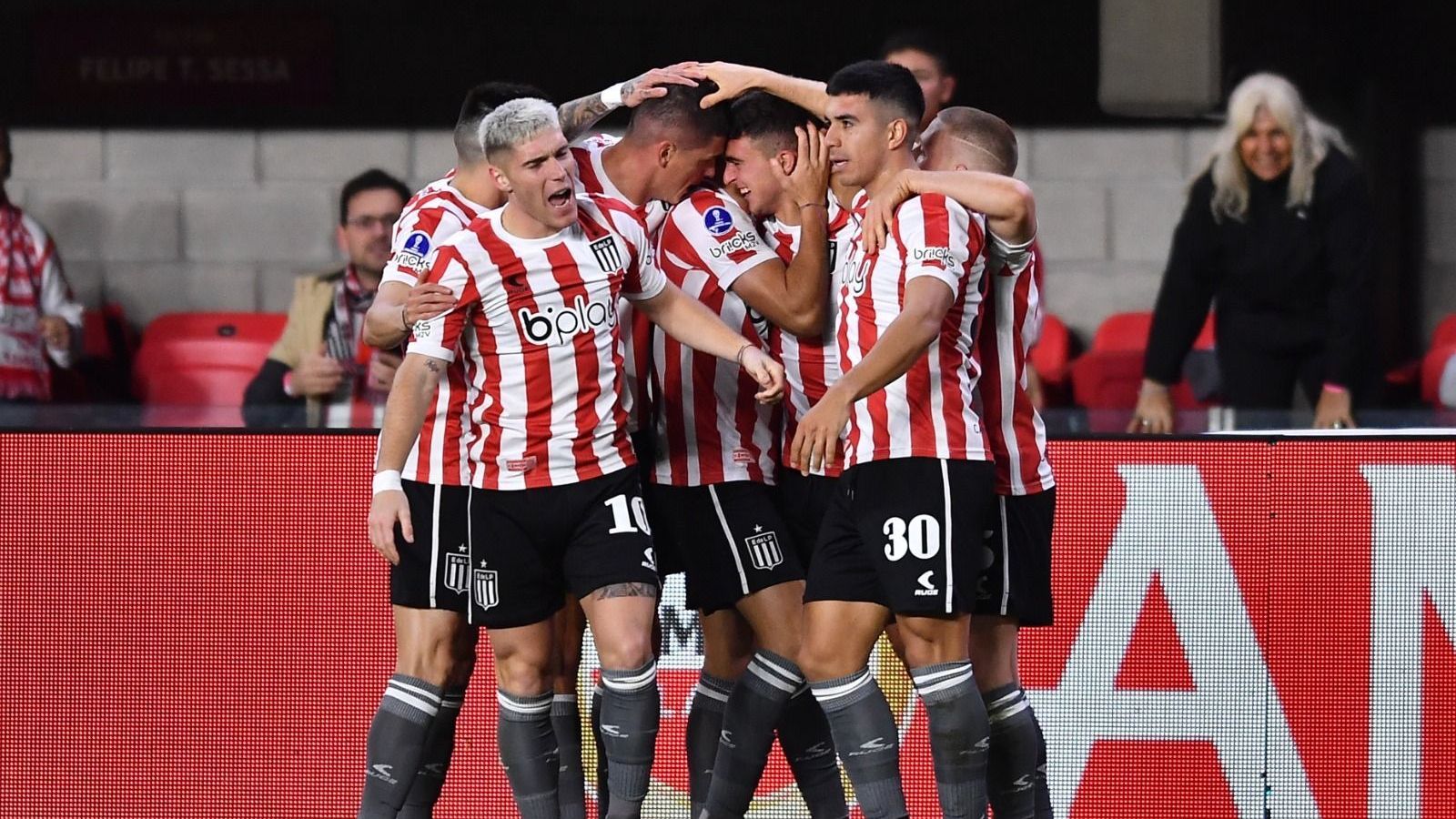 Estudiantes consegue grande vantagem jogando em casa