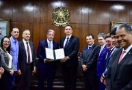 Lira vai pessoalmente ao Senado e entrega texto da reforma tributária a Pacheco