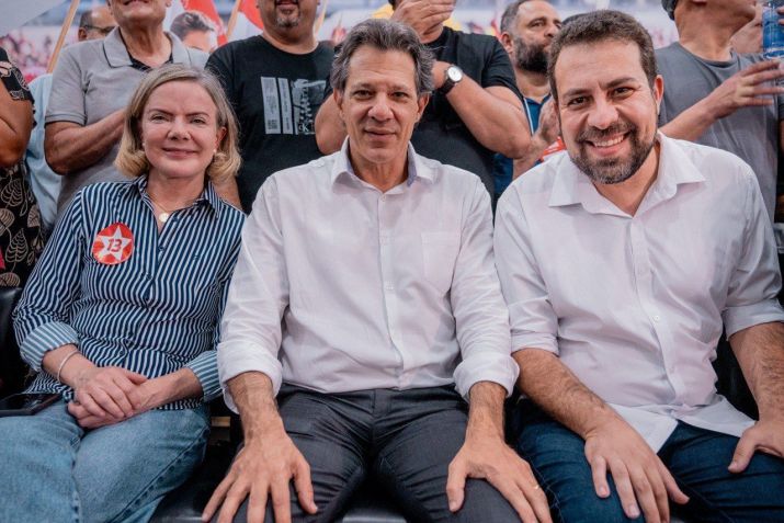 A presidente do PT, Gleisi Hoffmann, o ministro da Fazenda, Fernando Haddad, e o deputado federal Guilherme Boulos durante o anúncio do apoio petista à pré-candidatura do parlamentar para a Prefeitura de São Paulo / Divulgação/Leandro Paiva/Assessoria de Guilherme Boulos