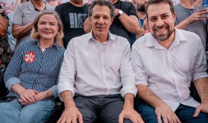 A presidente do PT, Gleisi Hoffmann, o ministro da Fazenda, Fernando Haddad, e o deputado federal Guilherme Boulos durante o anúncio do apoio petista à candidatura do parlamentar para a Prefeitura de São Paulo