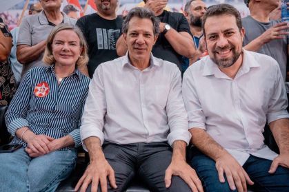 A presidente do PT, Gleisi Hoffmann, o ministro da Fazenda, Fernando Haddad, e o deputado federal Guilherme Boulos durante o anúncio do apoio petista à candidatura do parlamentar para a Prefeitura de São Paulo