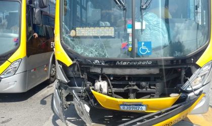 Carro invade pista do BRT e deixa três feridos em colisão no Rio de Janeiro
