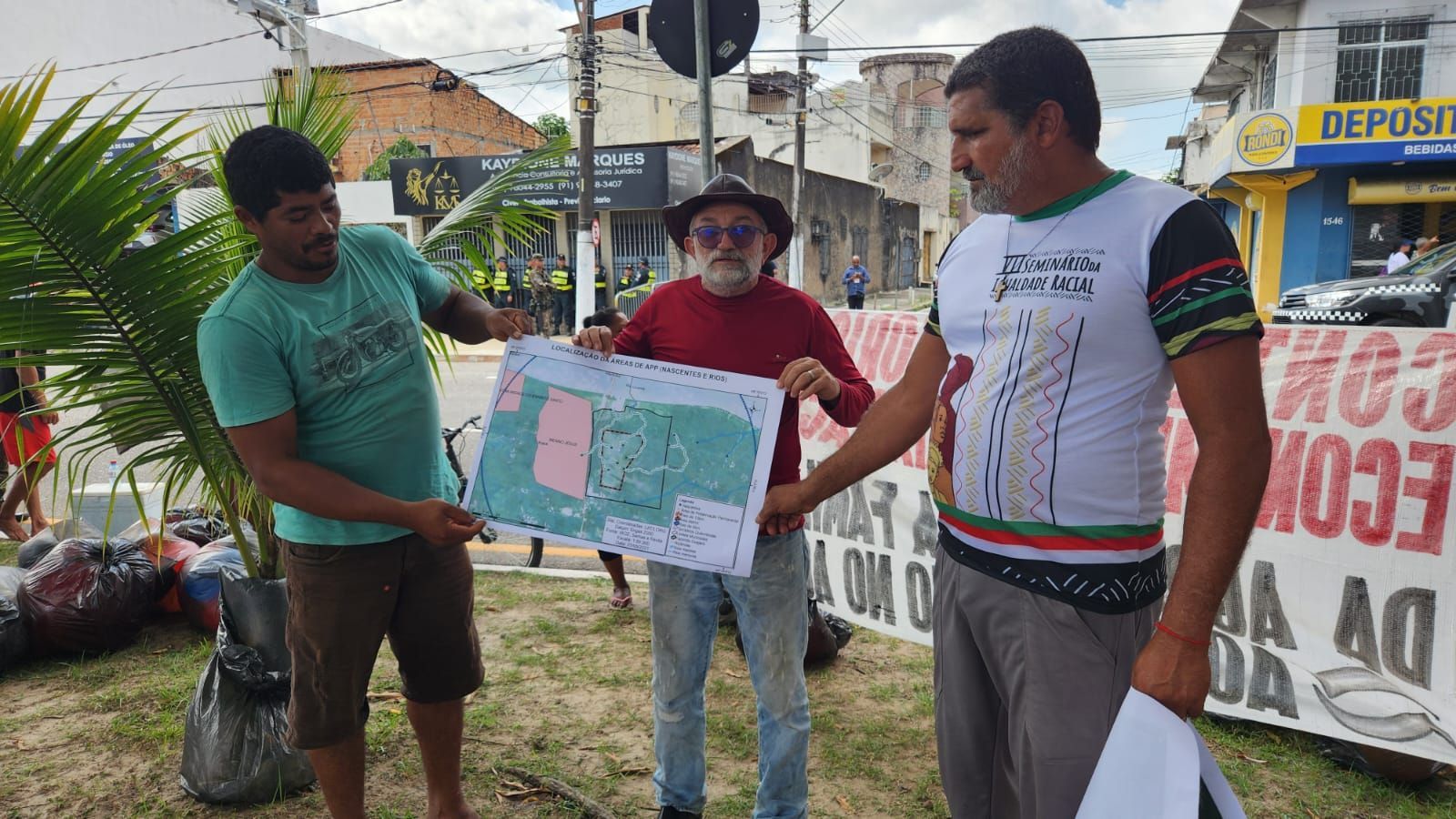 Manifestantes se posicionam com faixas a cerca de 400 metros do Centro de Convenções, sede da Cúpula da Amazônia, em Belém / Nilson Cortinhas