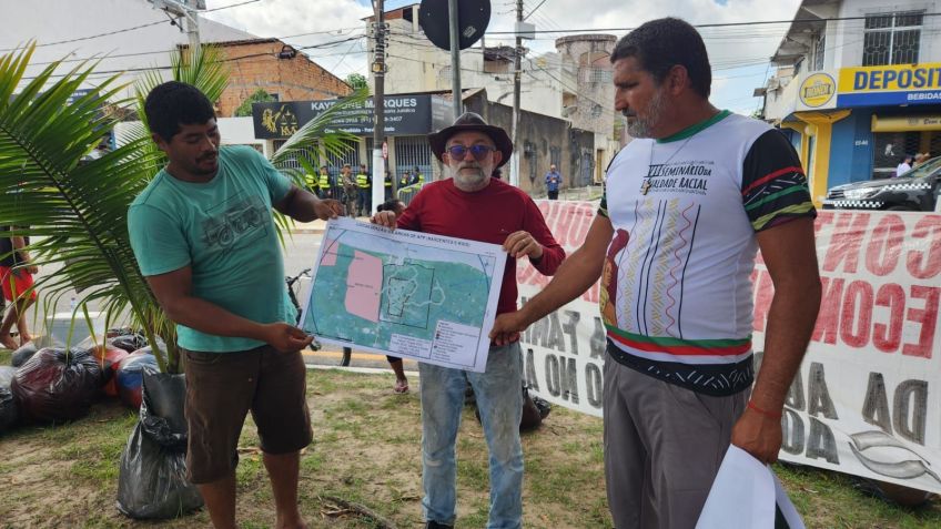 Manifestantes se posicionam com faixas a cerca de 400 metros do Centro de Convenções, sede da Cúpula da Amazônia, em Belém / Nilson Cortinhas