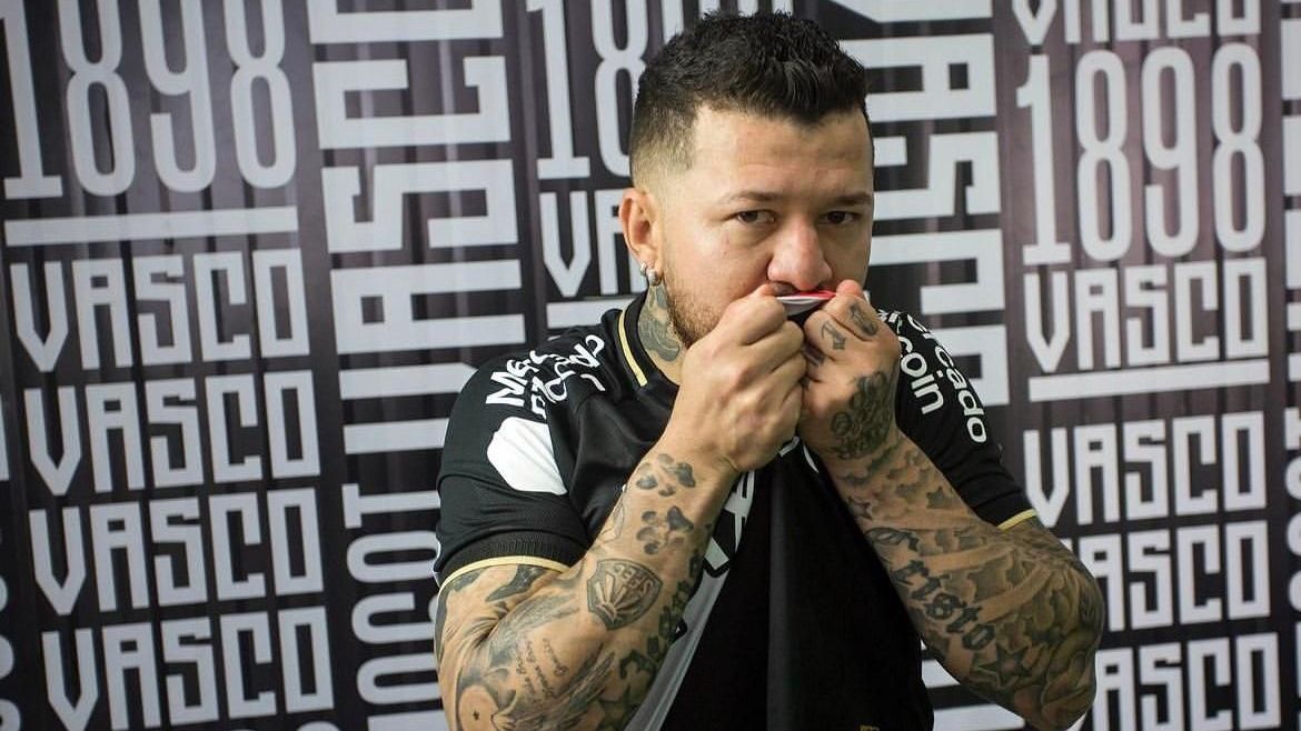 Rossi beija a Cruz de Malta em retorno ao Vasco