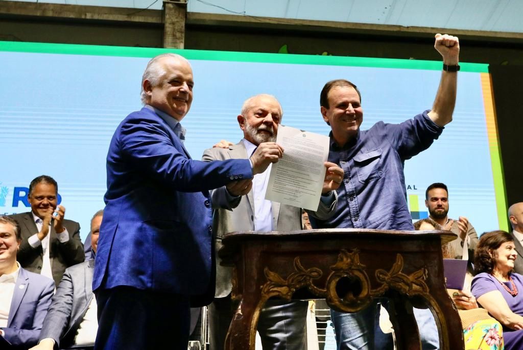 O ministro de Portos e Aeroportos, Márcio França, o presidente Luiz Inácio Lula da Silva e o prefeito do Rio, Eduardo Paes.