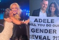 Adele chora ao fazer sua primeira “revelação” de sexo de filho de fãs da plateia