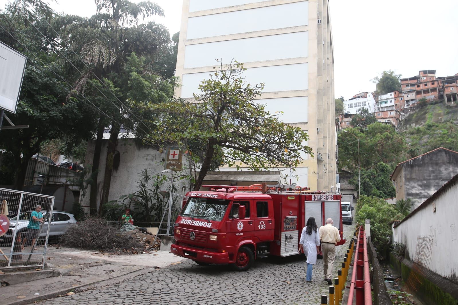 Pessoas deixaram prédio do Hospital do Câncer, no Rio, após vazamento de produto químico