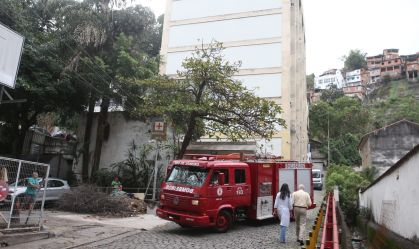 Pessoas deixaram prédio do Hospital do Câncer, no Rio, após vazamento de produto químico