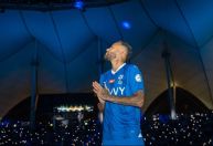 Apresentação de Neymar tem estádio lotado, mosaico e show de drones