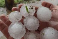 SC registra chuva de “bolas” de granizo; tempestade causa prejuízo a centenas de famílias no Sul
