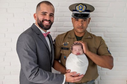 O sargento Valdi Barbosa , na foto junto com seu companheiro e sua filha, conseguiu uma licença de 180 dias