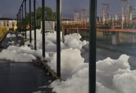 Cedae interrompe abastecimento de água no RJ após presença de espuma de origem desconhecida