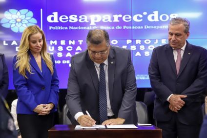 A diretora da Meta, Emily Vacher, o ministro Flávio Dino, e o secretário Tadeu Alencar