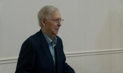 Líder republicano “congela” ao falar com repórteres nos EUA pela segunda vez em um mês