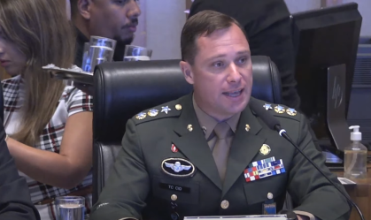 Mauro Cid depõe fardado e decide ficar em silêncio na CPI da Câmara do DF