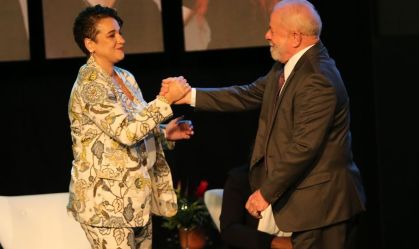 O presidente Luiz Inácio Lula da Silva, cumprimenta a presidente do Banco do Brasil, Tarciana Medeiros
