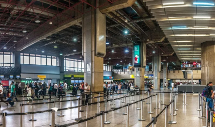 Terceirizados protestam contra proibição de celulares no Aeroporto de Guarulhos
