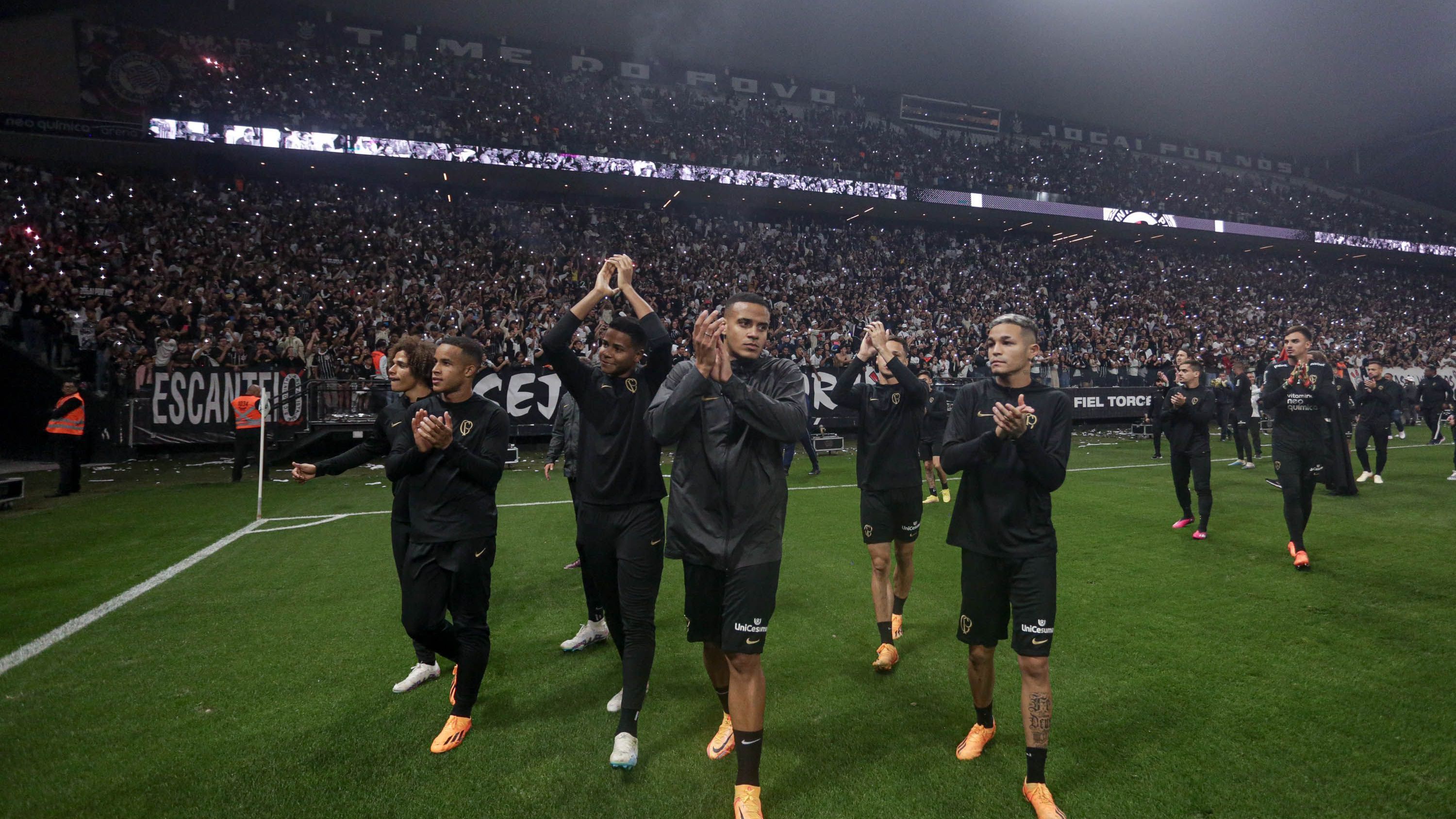 Jogadores do Corinthians aplaudem a torcida presente ao treino aberto na Neo Química Arena