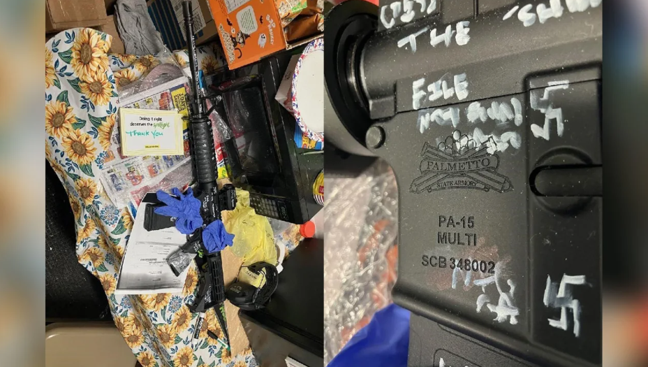 O Gabinete do Xerife de Jacksonville divulgou uma foto de uma arma de fogo usada no tiroteio, à esquerda, e um close-up, à direita, que mostra várias suásticas desenhadas nela / Gabinete do Xerife de Jacksonville