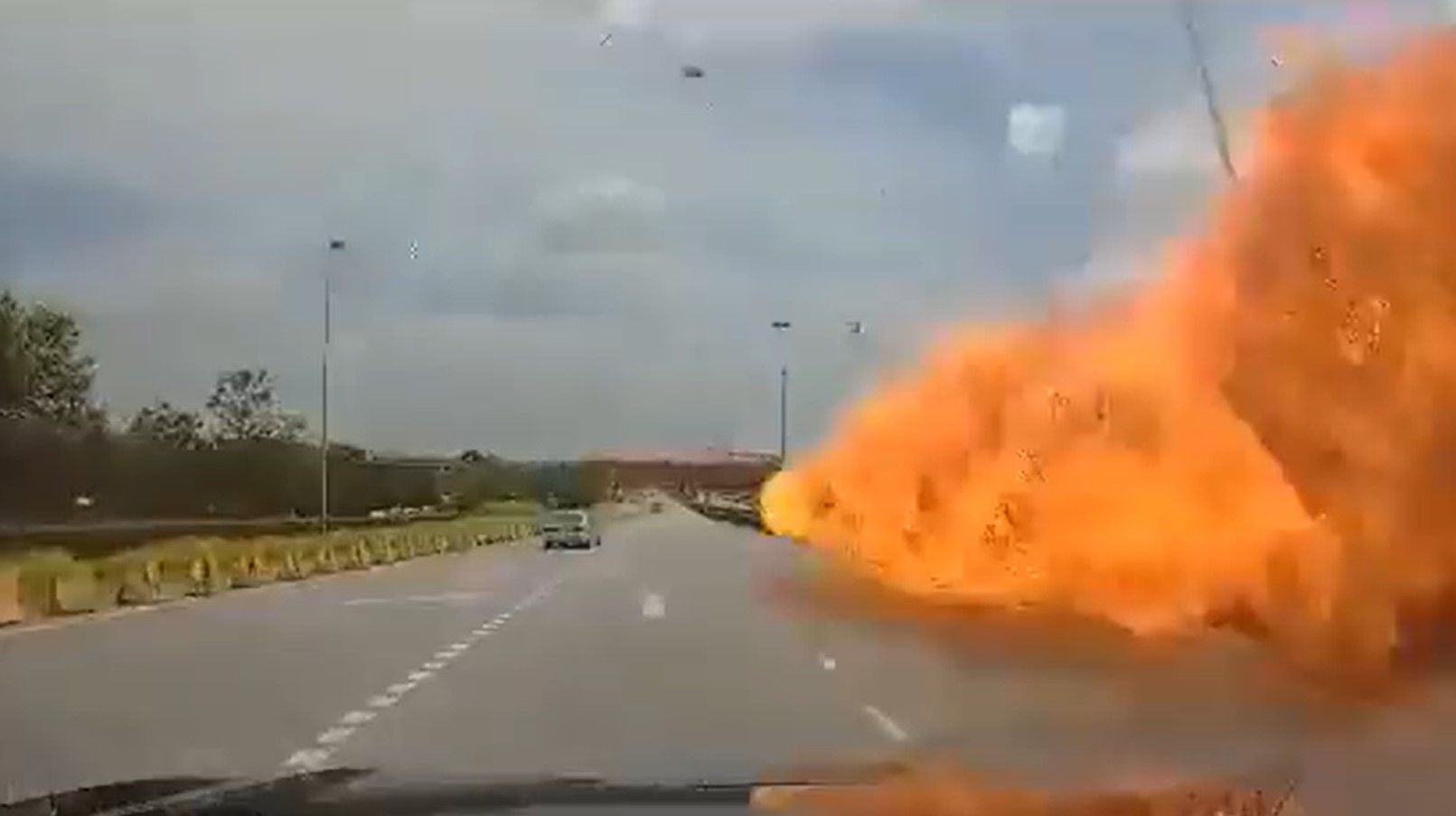 Avião cai e atinge carro e moto em estrada na Malásia