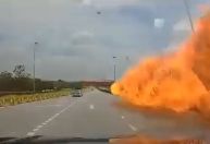 Avião cai e atinge carro e moto em estrada na Malásia; 10 morrem