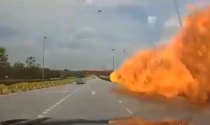 Avião cai e atinge carro e moto em estrada na Malásia