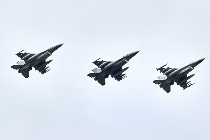 Caças F16 dos EUA voam em formação sobre a Base Aérea Schleswig-Jagel em Jagel, Alemanha, em 3 de junho / Georg Wendt/picture Alliance/Getty Images/File