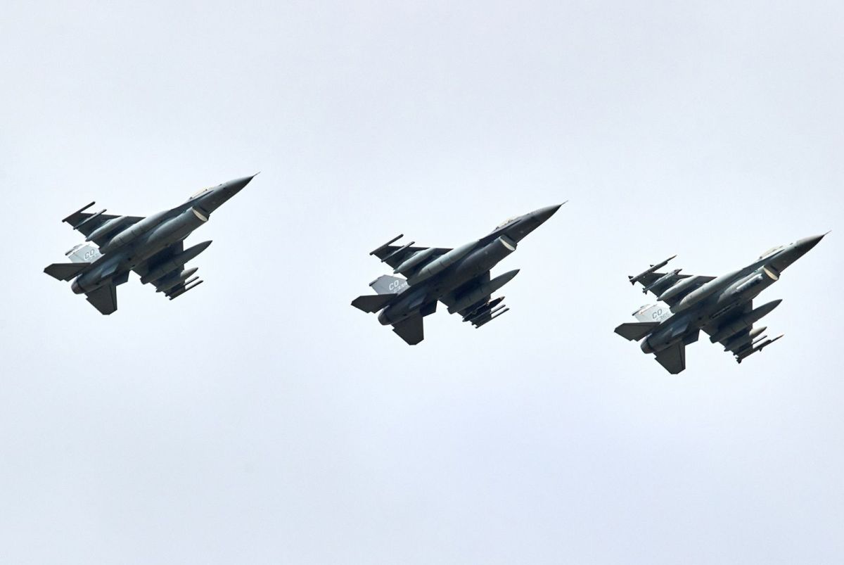 Trump alerta Irã para forte retaliação após mortes de militares dos EUA