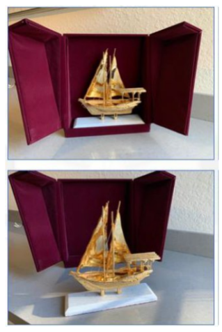Foto da escultura em formato de barco dourado tirada pelo pai de Mauro Cid. A imagem foi usada para tentar vender a joia, dada como presente para o então presidente Jair Bolsonaro (PL). / Reprodução