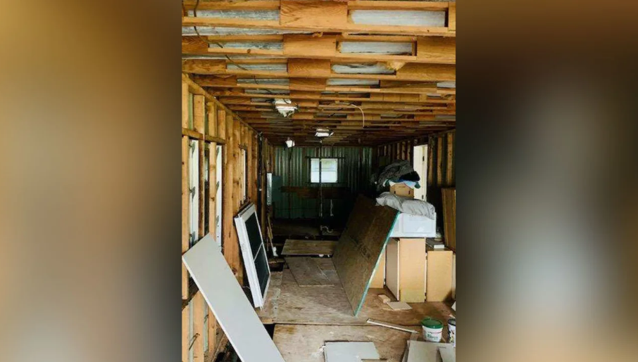 Construção ainda em andamento da casa dos Mann, que eles mesmos estão tocando, depois da cas aem que moravam ter sido danificada pelo furacão Ian no ano passado / Cortesia/Bobby Mann