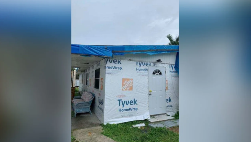Lona azul funciona como telhado temporário para a casa dos Manns em St. James City após passagem do furacão Ian / Cortesia/Bobby Mann