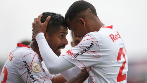 Matheus Fernandes e Talisson comemoram o segundo gol do Red Bull Bragantino sobre o Cuiabá