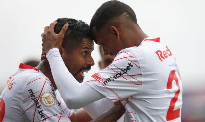 Matheus Fernandes e Talisson comemoram o segundo gol do Red Bull Bragantino sobre o Cuiabá